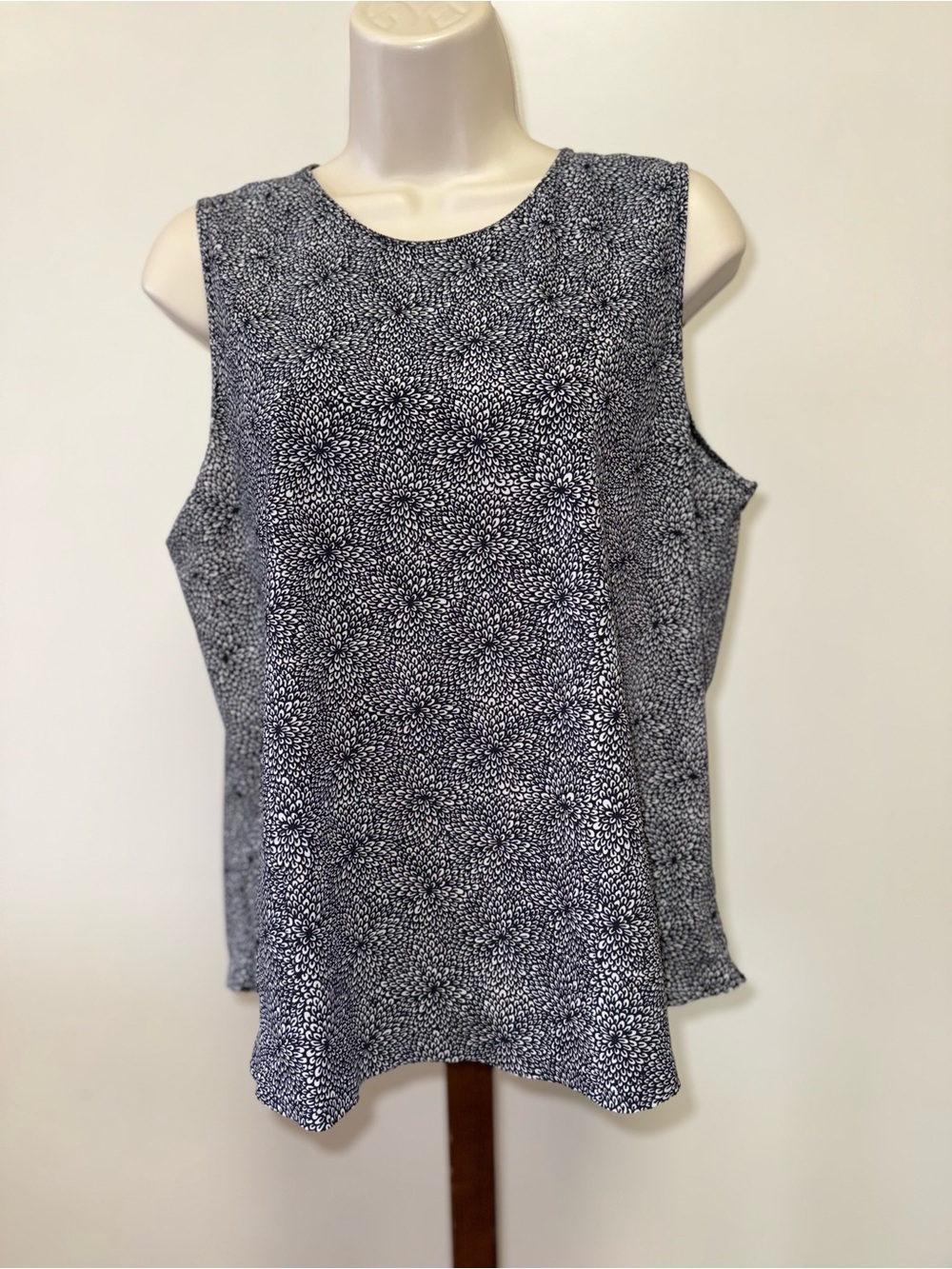 Lululemon Black & White Floral Pattern Tank Top with Open Slit Back